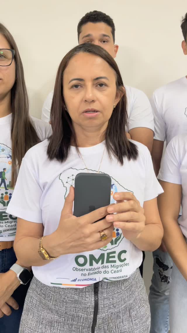 Integrantes do OMEC vestem a nova camisa comemorativa dos 13 anos