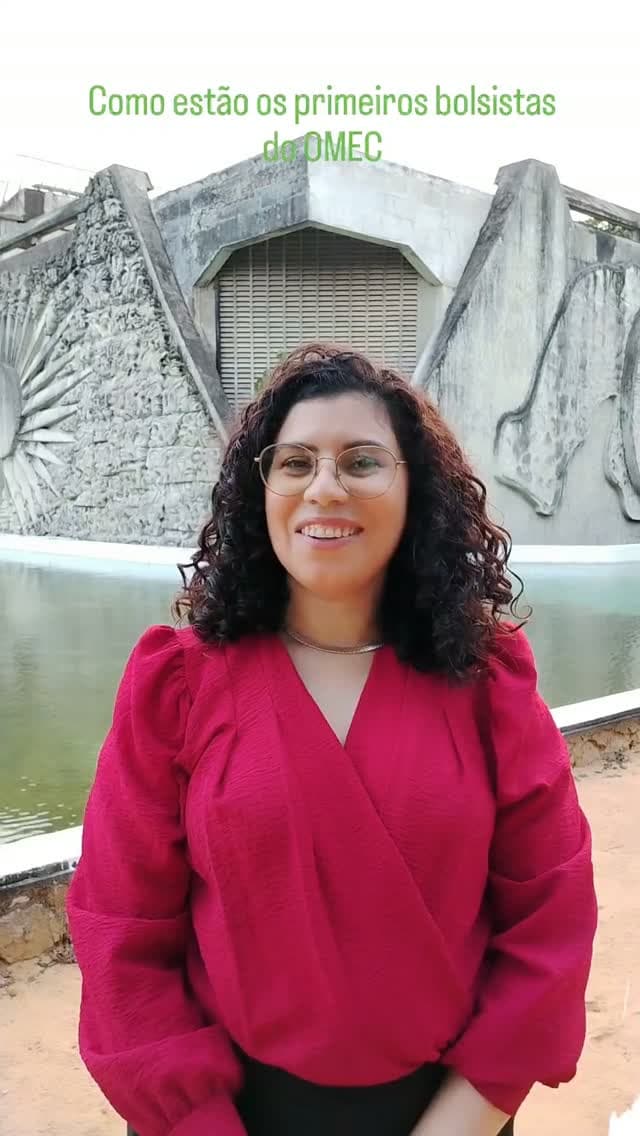 Priscila diante de uma edificação da URCA em quadro de vídeo do OMEC