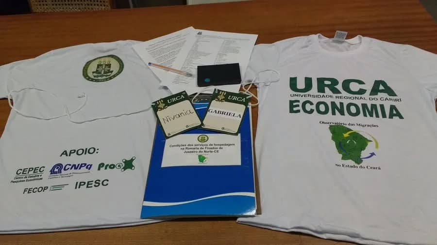 Blusas, cartilhas e materiais do OMEC com a primeira logomarca em 2016