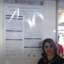 Priscila Silva diante de painel de pesquisa na SBPC Regional de 2017