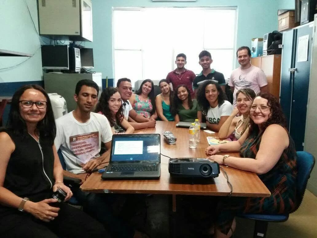 Integrantes do OMEC reunidos em torno de uma mesa em 2017