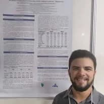 Wendel Martins diante de painel de pesquisa na SBPC Regional de 2017