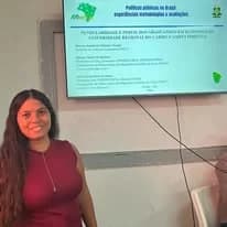 Ana Letícia durante apresentação de pesquisa em 2026
