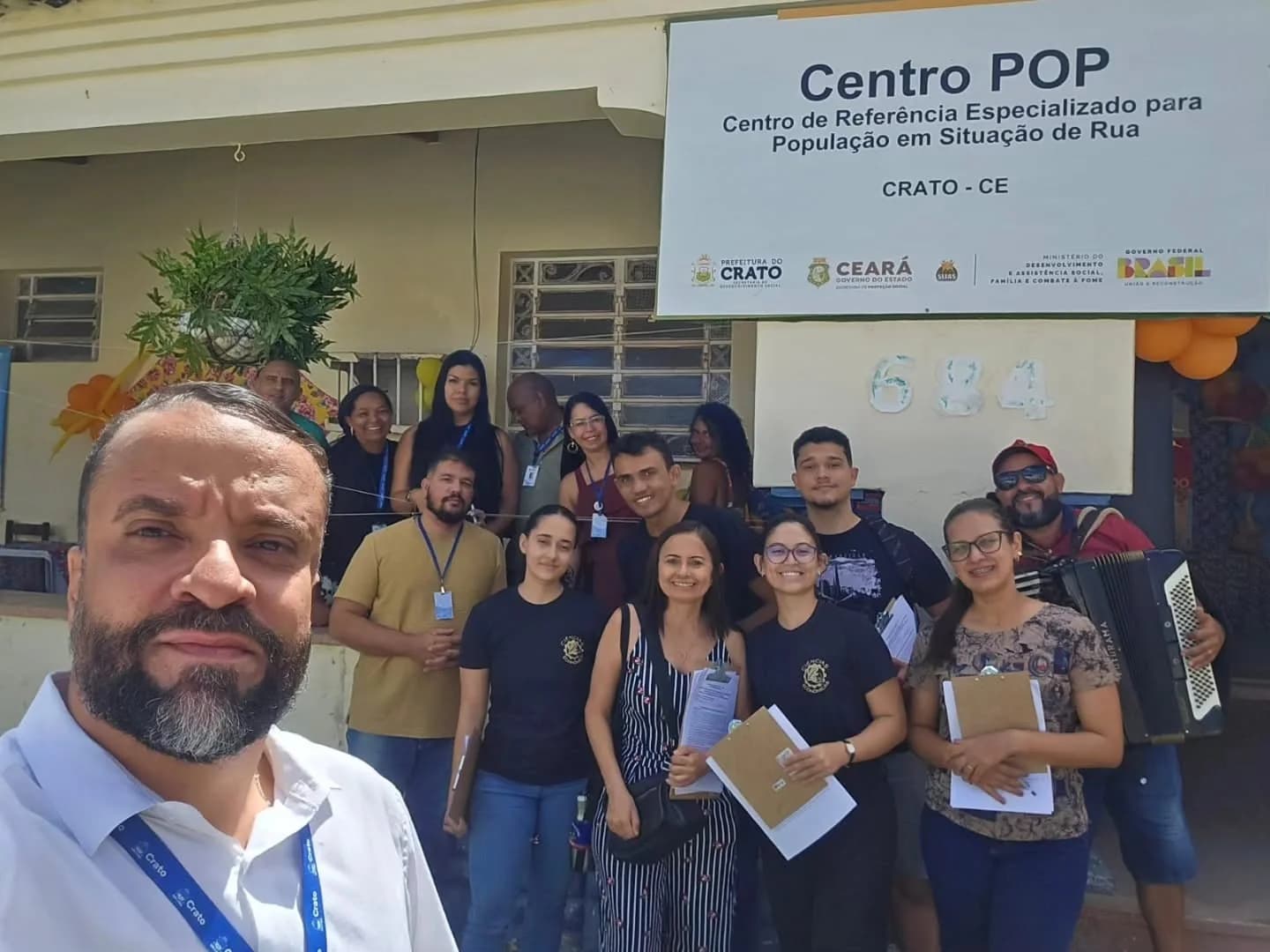 Equipe e participantes reunidos no Centro POP do Crato durante atividade de extensão