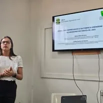 Maiara durante apresentação de pesquisa em 2026